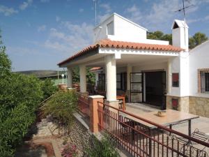ein weißes Haus mit einer Veranda und einer Terrasse in der Unterkunft Finca Mirador in Macastre