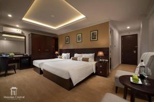 Giường trong phòng chung tại Hanoian Central Hotel & Spa
