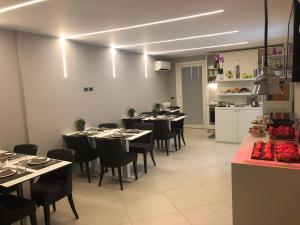 ETNEA STYLE CATANIA LUXURY ROOMS的厨房或小厨房