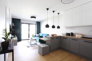 Kuchyňa alebo kuchynka v ubytovaní Apartament Gardenia Sea&Sun DZIWNÓW PRZY PLAŻY