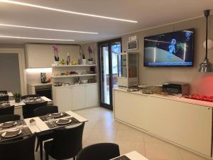 ETNEA STYLE CATANIA LUXURY ROOMS的厨房或小厨房