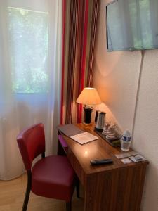 a desk with a lamp and a chair in a room at Brun in Saint-Lattier