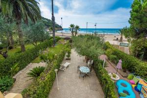 Vista de la piscina de Calipso Tamarit o d'una piscina que hi ha a prop