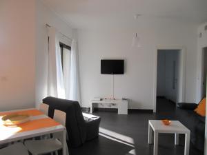 T2 de standing idéalement situé في بروبريانو: غرفة معيشة مع أريكة وطاولة