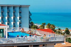 Bazén v ubytování Medi Garden Hotel&Residence nebo v jeho okolí