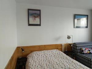 um quarto com uma cama e duas fotografias na parede em Charenton Home em Charenton-le-Pont