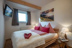 מיטה או מיטות בחדר ב-Ferienwohnung Bergwelt