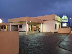 a building with a sign in front of it at Tower Motor Inn in Mount Gambier