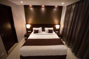 Postel nebo postele na pokoji v ubytování Visthara inn - Comfort Stay