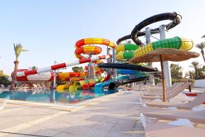 einen Wasserpark mit einer bunten Wasserrutsche in der Unterkunft Shems Holiday Village & Aquapark in Monastir