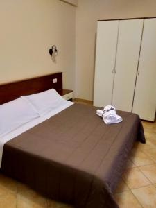 a bedroom with a bed with a hat on it at Case Vacanze Ancora in Porto Empedocle