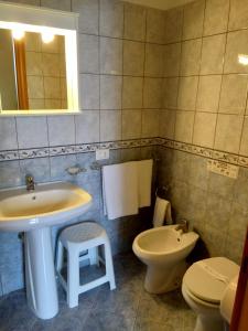 a bathroom with a sink and a toilet at Case Vacanze Ancora in Porto Empedocle