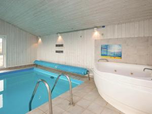 Swimmingpoolen hos eller tæt på 10 person holiday home in Bl vand