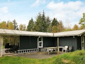 Helberskovにある8 person holiday home in Hadsundの緑の家