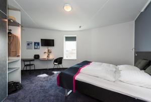 a bedroom with a bed and a desk in it at Cabinn Copenhagen in Copenhagen