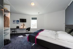 a bedroom with a bed and a desk at Cabinn Copenhagen in Copenhagen
