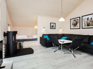 ein Wohnzimmer mit einem Sofa und einem Tisch in der Unterkunft 8 person holiday home in Gro enbrode in Großenbrode