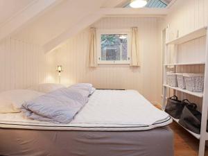 Asnæsにある5 person holiday home in Asn sの窓付きの客室の白いベッド1台