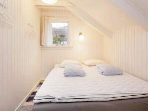 Asnæsにある5 person holiday home in Asn sの窓付きの小さな部屋の大型ベッド1台分です。