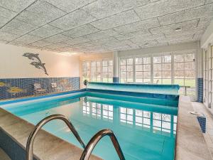 een zwembad in een huis bij Holiday Home Brinken in Frederiksværk
