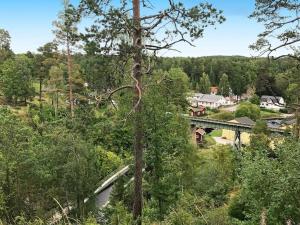 HåverudにあるHoliday Home Håverudの木々の茂る森の中の橋
