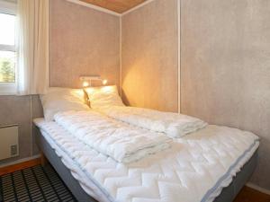 En eller flere senge i et værelse på Holiday home Hadsund XX