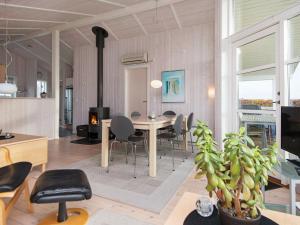 Flovtにある6 person holiday home in Haderslevのダイニングルーム、リビングルーム(テーブル、椅子付)