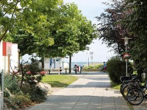 グローセンブローデにあるHoliday home Großenbrode IXの海沿いに自転車を停めた歩道