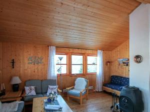 Årfor的住宿－6 person holiday home in Foldereid，客厅配有沙发和桌子