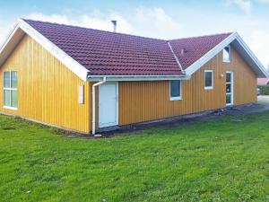 ノーポにある12 person holiday home in Nordborgの緑地の赤屋根の黄色い家