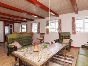 sala de estar con mesa y sillas en 12 person holiday home in L s en Læsø