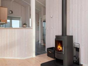 Flovtにある6 person holiday home in Haderslevの暖炉付きのリビングルーム