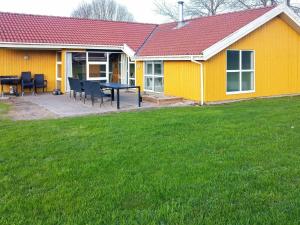 ノーポにある12 person holiday home in Nordborgの黄色の家