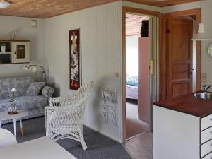 una cucina e un soggiorno con divano e tavolo di 4 person holiday home in Grindsted a Tofterup