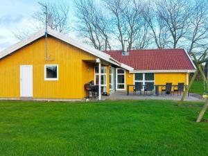 ノーポにある12 person holiday home in Nordborgの赤屋根の黄色い家