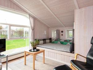 Flovtにある6 person holiday home in Haderslevのリビングルーム(ベッド1台、窓付)