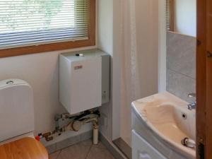bagno con servizi igienici e lavandino di 4 person holiday home in Grindsted a Tofterup
