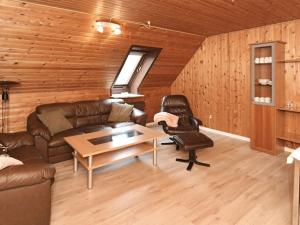 - un salon avec un canapé, une chaise et une table dans l'établissement 3 person holiday home in Ansager, à Ansager