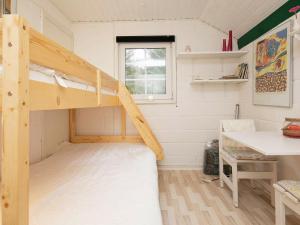 ein kleines Haus mit einem Hochbett in einem Zimmer in der Unterkunft Holiday home Ulfborg XXIII in Ulfborg