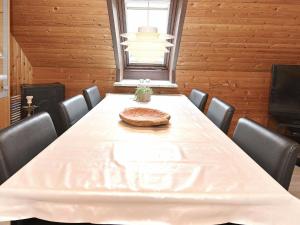 3 person holiday home in Ansager في Ansager: قاعة اجتماعات مع طاولة عليها فطيرة