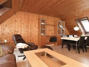 un soggiorno con divano e tavolo di 3 person holiday home in Ansager ad Ansager