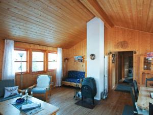 una sala de estar con paredes de madera y techo de madera. en 6 person holiday home in Foldereid, en Årfor