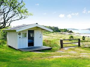 Varekilにある6 person holiday home in VAREKILの塀の小屋