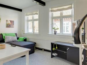 uma sala de estar com um sofá e uma televisão em 5 person holiday home in R nne em Rønne