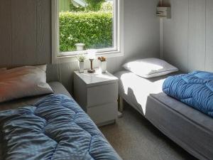 una camera con due letti e una finestra di 4 person holiday home in Grindsted a Tofterup