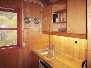 Årfor的住宿－6 person holiday home in Foldereid，厨房设有水槽和窗户。