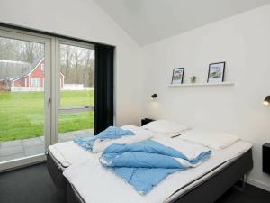 Four-Bedroom Holiday home in Haderslev 7 객실 침대