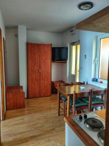Televízia a/alebo spoločenská miestnosť v ubytovaní Apartments Jerkovic