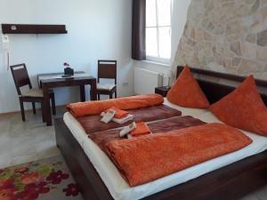 sypialnia z 2 łóżkami i pomarańczowymi poduszkami w obiekcie Gästehaus Wohngut Eisenach w mieście Eisenach