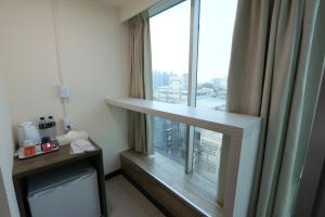 uma janela num quarto de hotel com um parapeito de janela em Yi Dian Yuan Hotel em Zhongli